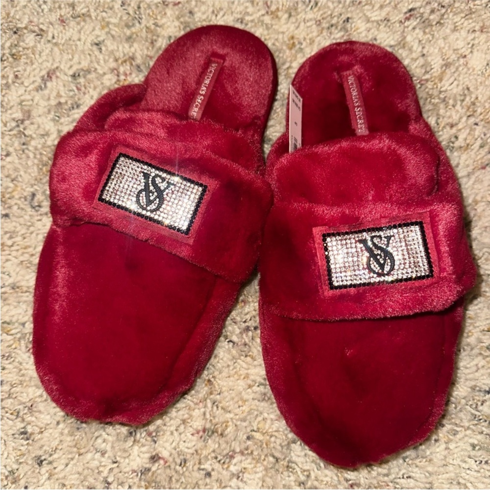 VS Red Fuzzy Slippers size small ❤️‍🔥💕
